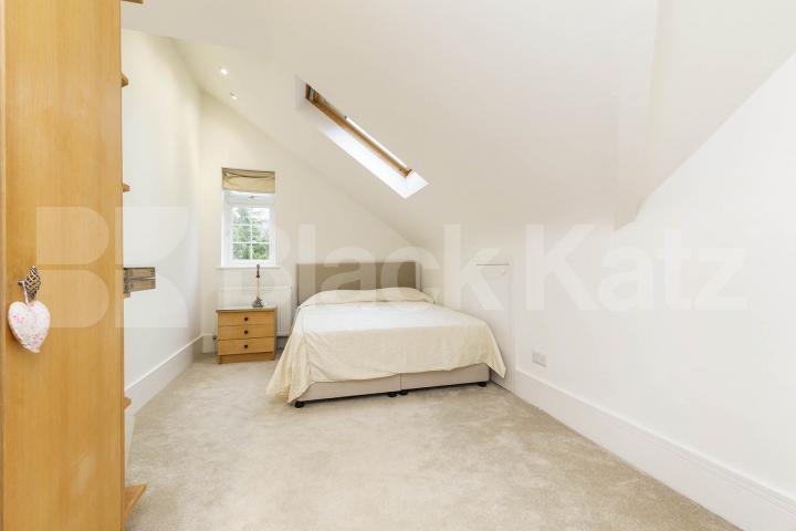 A beautifully presented 5 bedroom detached family home with luxury cinema room Barnet Gate Lane, Barnet